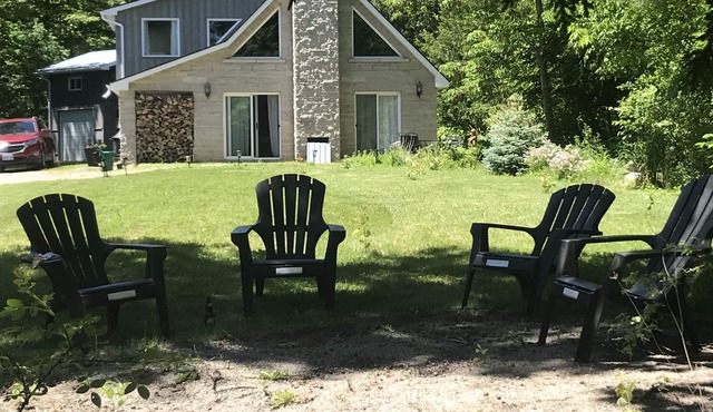 Remodeled cozy cottage, super close to lake (Dog-Friendly!)