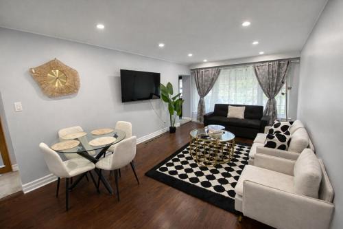 Renovated 3-Bedroom North York Bungalow with Free Parking, Full Kitchen, WiFi & Backyard Volleyball Set - Near Rogers Stadium & TTC Access - Great for Groups & Work Stays!