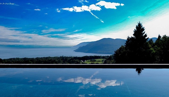 Renovated cottage: stunning views, pool, hot tub