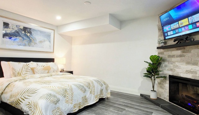 Renovated Guest Suite Near The Lake & High Park!