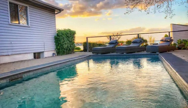Renovated Lakeside Niagara Home w/hot tub/fire pit