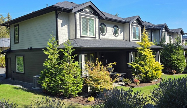 Resort. Sleeps 6. Newer Executive ENTIRE Townhome. Outdoor Pool and HotTub.