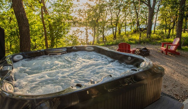 Retreat 95 - Beautiful cabin with hot tub and tiki bar at Pelican Lake