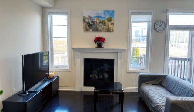 Richmond Hill/near Yonge Street/Hardcover townhouse/Four rooms full of sunshine