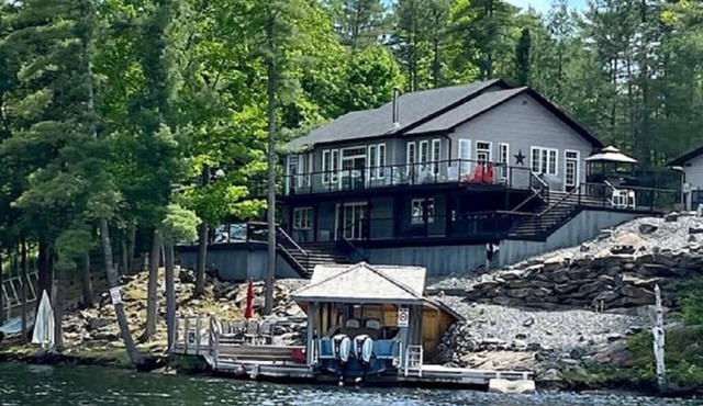 Riverside cottage w/hot tub, firepit, indoor bar, and much more