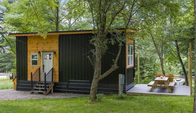 Riverside Luxury Tiny House w/Treehouse Sauna, Hot Tub & Views Near Stowe