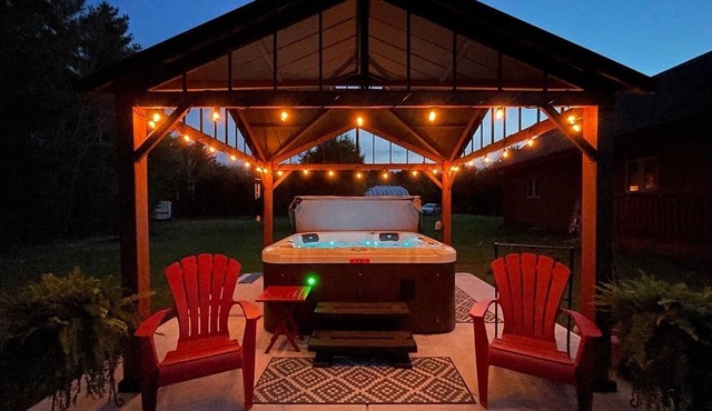 Riverside Retreat Killaloe-Log Cabin with Hot Tub!