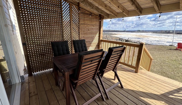 Riverside Sunrise Cabin Well appointed, family & pet friendly cabin on the river