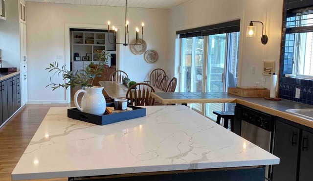 Riviera Lodge - Large Renovated Waterfront Property
