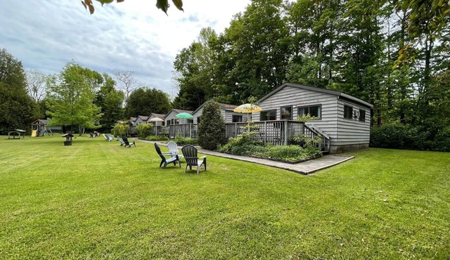 Robin-Cedar garden Cozy Cottage #1 for a relaxing retreat