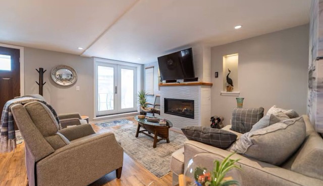 Romantic 1-bedroom sute with AC in Nanaimo across the street from the seawall