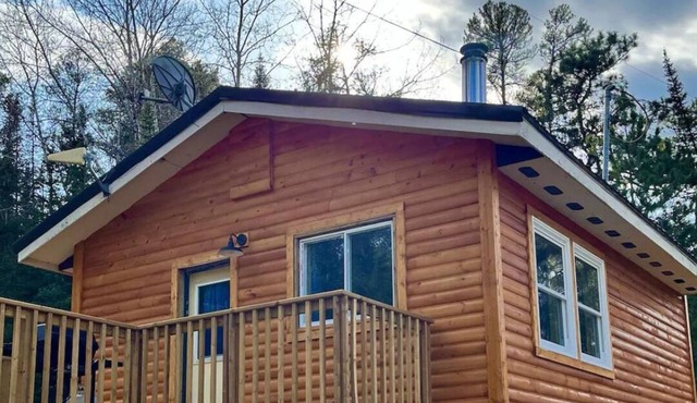Romantic Cabin with Woodstove, Shared Hot Tub and Infrared Sauna.