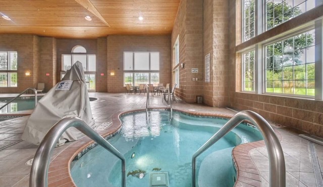 Romantic Riverside Escape | Pool, Spa & Golf at The Four Seasons Island Resort!