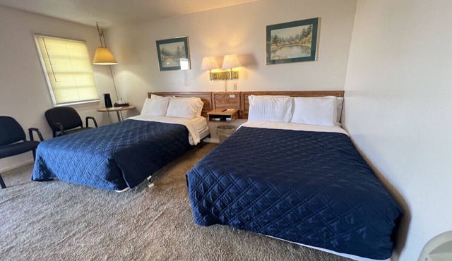 Room 103 - Double Full - Sleeps 4 - West Lake Grandvue Inn in Downs