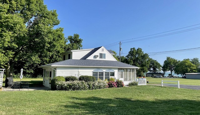 Roomy and comfortable 4 Bedroom, 3 Bath Island Home, Sleeps 10, Lake View