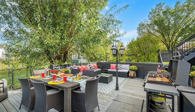Royal Retreat King beds in Chestermere, 20min to Calgary International Airport