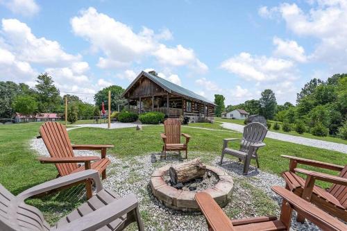 Rustic Cabin, Dock, Firepit, Kayaks & Games in Winchester