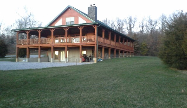 Rustic log cabin back in the boondocks !