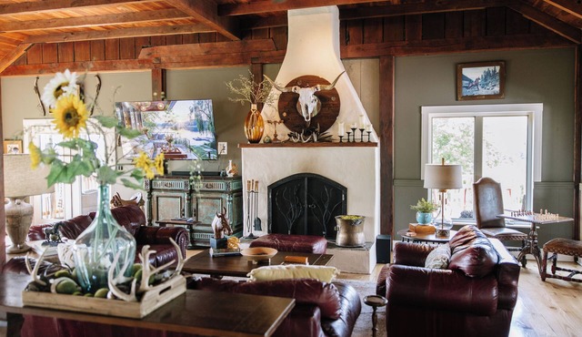 Rustic Luxury Cabin w/breathtaking views, stunning sunsets, & minutes from I24
