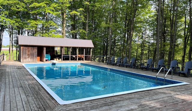 Rustic modern country retreat, close to town!