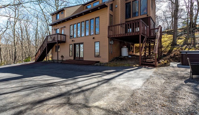 Rustic Ski Retreat! 2 min. walk to Ski Slopes, 6TVs, Linens, Wi-Fi, A/C, Firepit