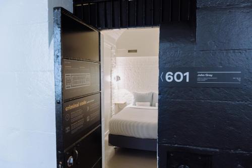 Saintlo Ottawa Jail Hostel