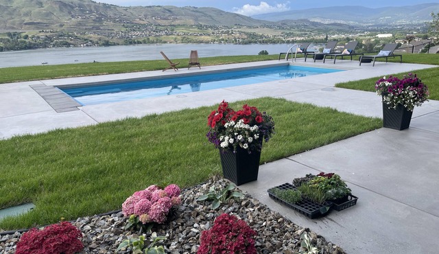 Salt water heated pool, Okanagan lake view 2-3 bd 2-3 bath , 4-6 people.