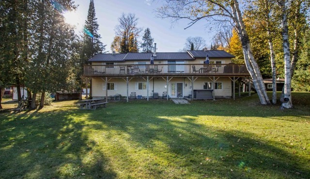 Sandy Maple Cottage - Haliburton Lakefront Luxury Cottage