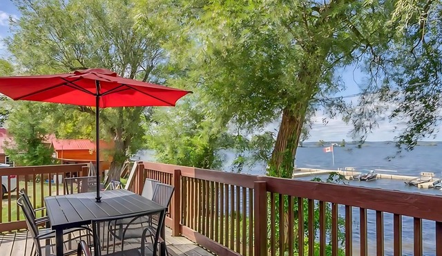Sandy Shore Cottages. 2-bedroom lake front cottage, Sauna, Heated pool