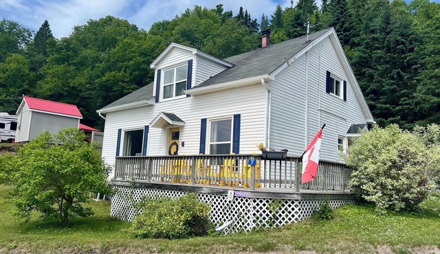 Sea Breeze Cottage | Steps to Sea Caves | Year-Round