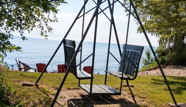 SEADOG: Lakefront at your doorstep, 50ft. private beach, 6 miles s of Lexington! in Lexington