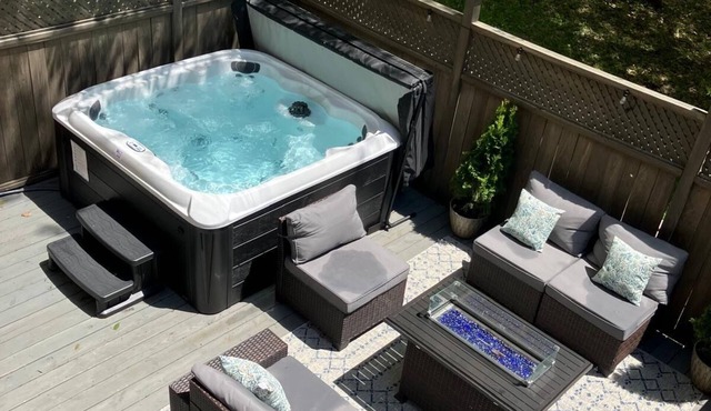 Secluded EVL Getaway with Hot tub, Sauna, Fire Pit, Gym & Game room