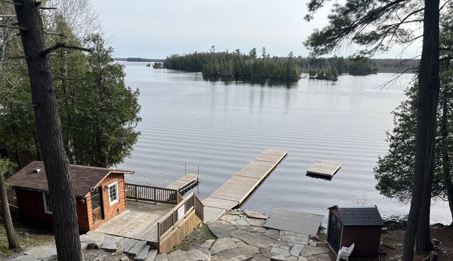 Secluded Lakefront Getaway with private cove - 4 season cottage
