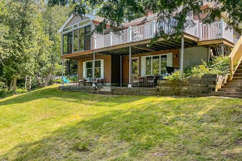 Secluded waterfront home with private dock, outdoor dining, firepit, WiFi & W/D
