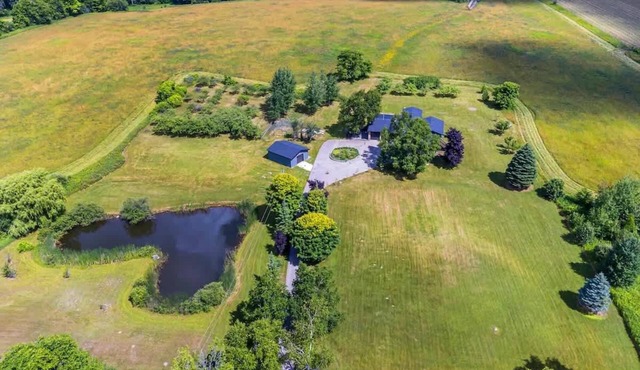 Serene 4BR house w/Hot tub, Lake, Billiards & BBQ