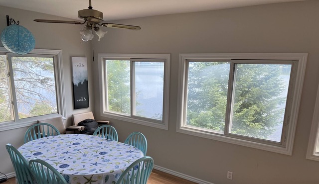 Serene cottage on pristine Lac Leslie
