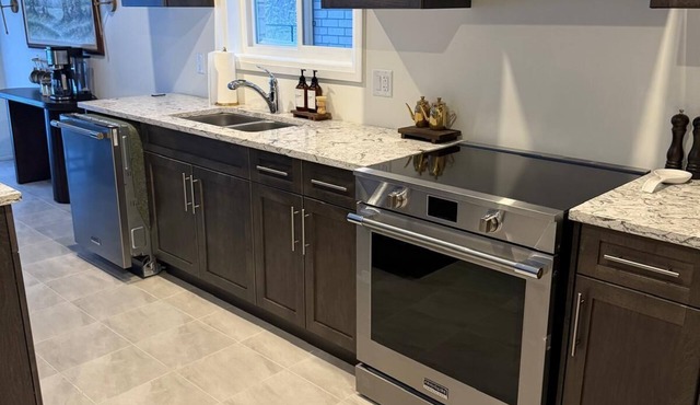Serene Escape Near Niagara Falls: Spacious 4-BR Retreat for Families & Friends