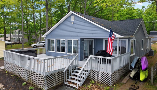 Serenity All Year Long : Lakefront 3BR, 3BA retreat with hot tub, dock, kayaks & fire pit.