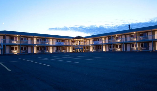 Shoreside Inn & Suites