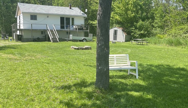 Silver Wood Cottage overlooking Lake Simcoe!