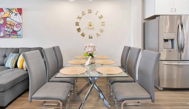 Simply Comfort. New Townhomes 16 Guests, BBQ, Parking