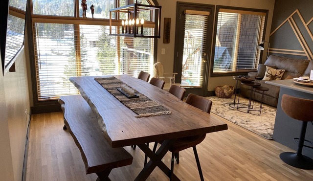 Ski Back to your Private Hot Tub | 3-5 Min. Walk to the Elk Chairlift