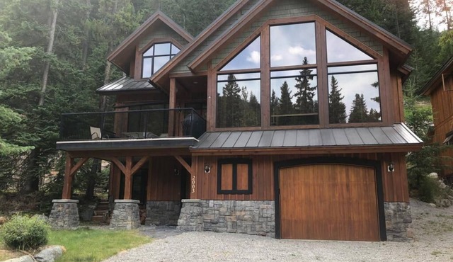 Ski In Panorama Cabin with 4 bedrooms and Private Hot tub