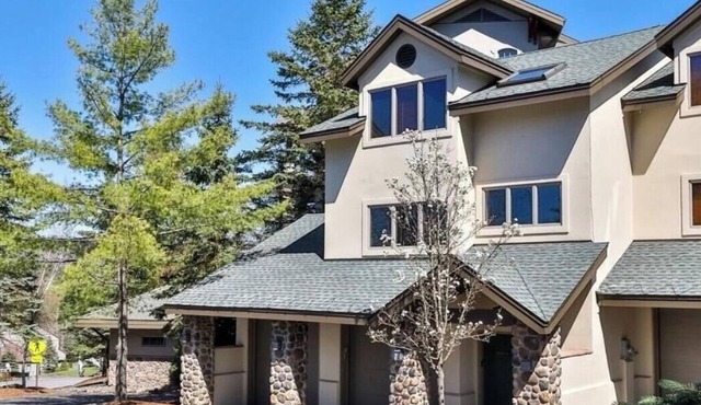 Ski in/Ski out - Spacious 4-bedroom townhome in Windham