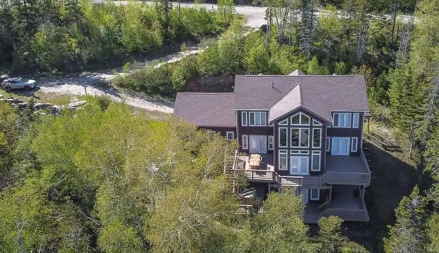 Ski/Snowboard, Snowmobile, Fishing, Hunting, Hot Tub, Chalet