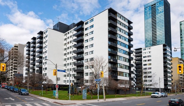 Skyline 1BR w/Balcony + City Views | High Floor | Steps to Yonge/Bloor!
