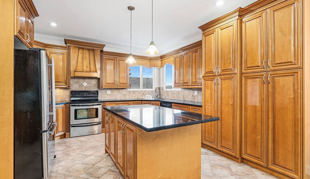 Sleeps 10 close to skytrain king bed