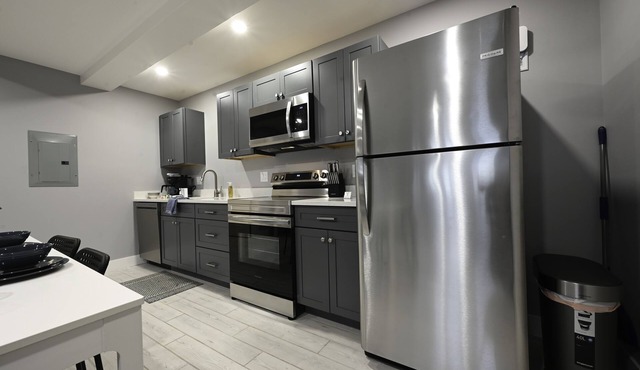 Sleeps 4 adults & 1 child. Ski in Ski out. washer/dryer WiFi, New KING bed