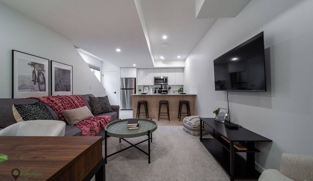 Sleeps 4|King Bed|Near Whyte Ave & U of A & Stollery