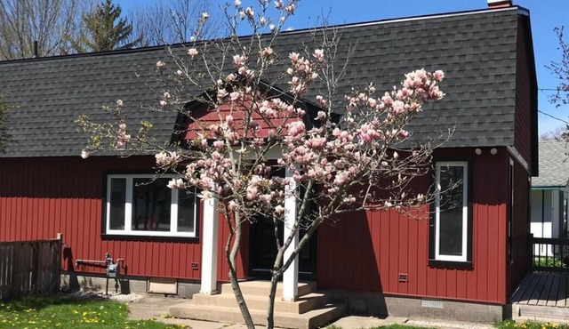 Sleeps 8, Two Car Parking with Hot Tub and Pool